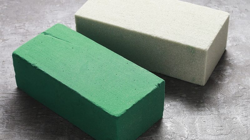 Bloc de mousse florale verte vs. brique grise : quelles différences&nbsp;?