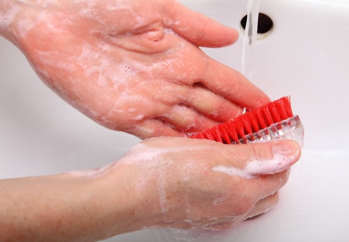 lavage des mains à l'aide d'une brosse
