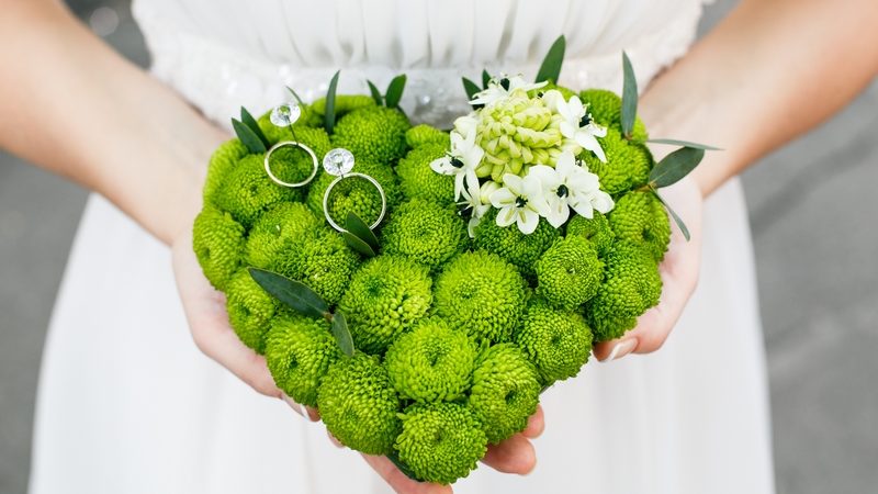 Inspiration mariage : coussin végétal et autres porte-alliances fleurs