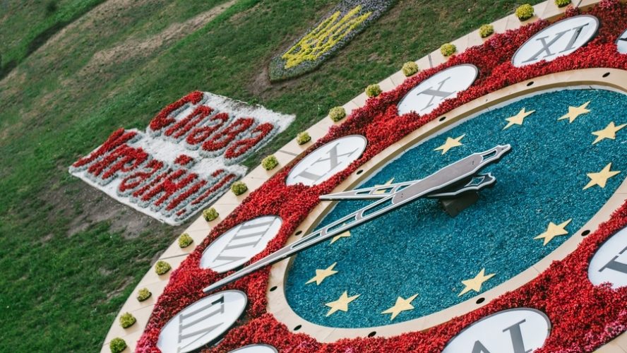 glory to ukrain flower clock