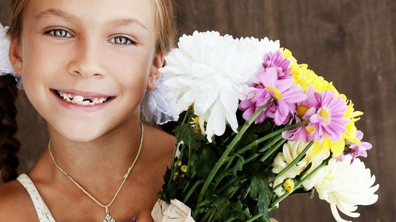 Oui, une composition florale avec des chrysanthèmes peut être… joyeuse !