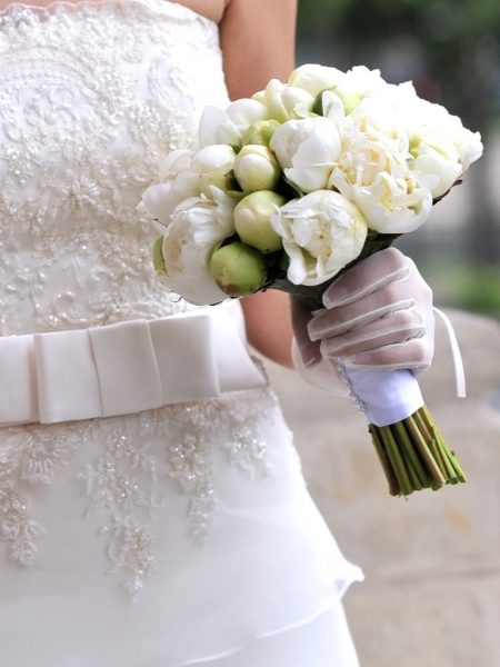 Bouquet rond de pivoines blanches