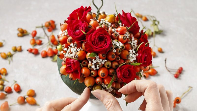Boule fleurie automnale : roses, gypsophile et baies rouges