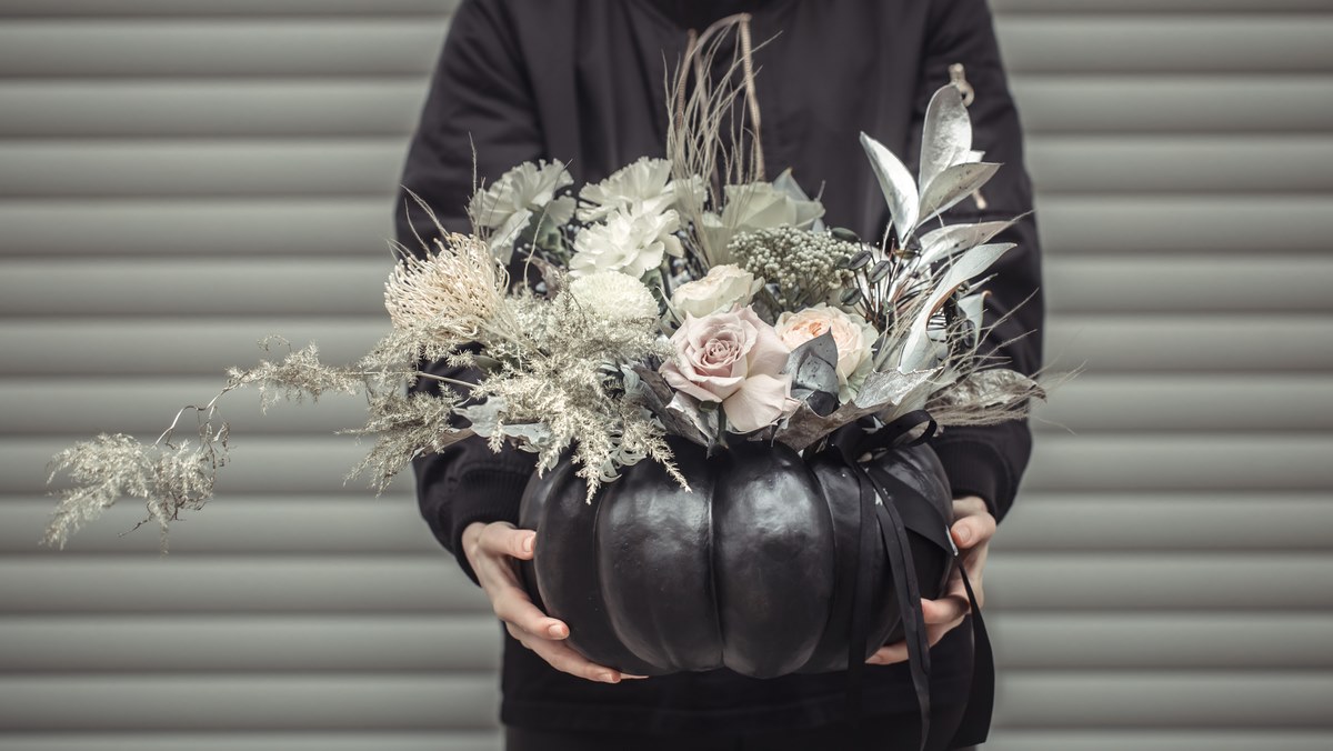 bouquet de fleurs Halloween dans une citrouille noire