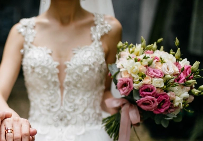 bouquet de mariée avec des lisianthus