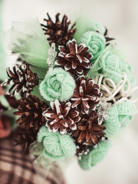 bouquet laine et pommes de pin