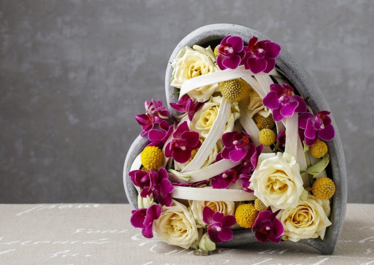 composition florale coeur : orchidée, rose, craspedia