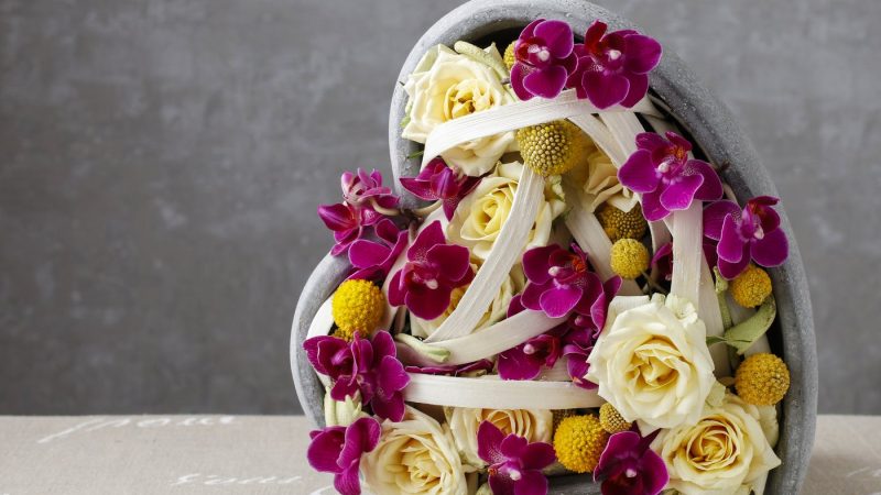Composition florale cœur : orchidée, rose et craspedia