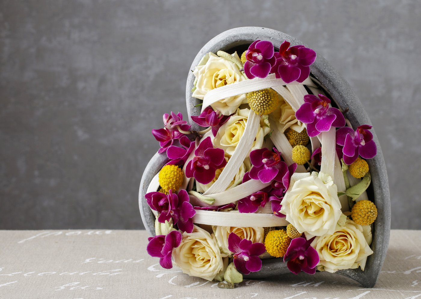 Composition florale cœur : orchidée, rose et craspedia