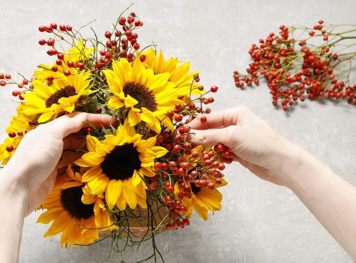 Composition florale d&rsquo;automne : tournesol et cynorhodon