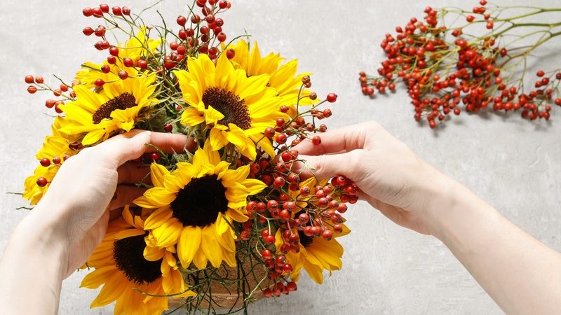 Composition florale d&rsquo;automne : tournesol et cynorhodon
